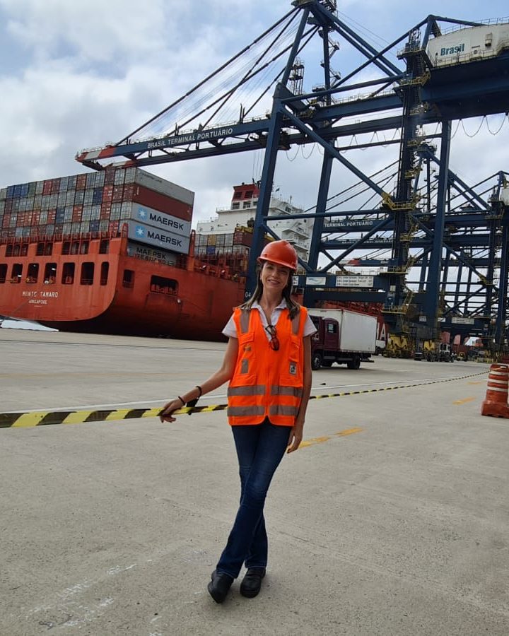 Responsável pela Milles Trade em terminal portuário, com capacete e colete refletivo
